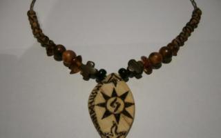 Er det mulig å bære en amulett med et kors rundt halsen?