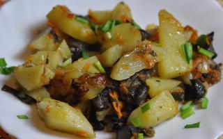 Potatoes with mushrooms in a slow cooker - better than in a frying pan