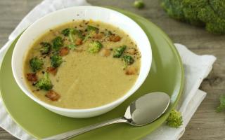 Resep asli membuat sup keju dengan champignon dan brokoli Sup jamur dengan brokoli dan keju
